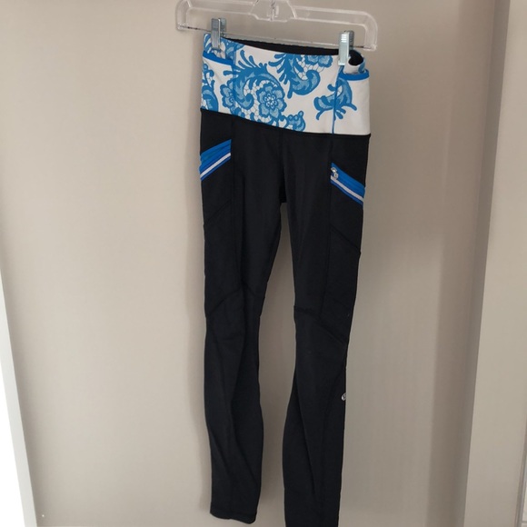 Lululemon tights. Run Toasty Tech Tight 4 in Black/Laceoflage Polar Cream blue - Picture 2 of 3